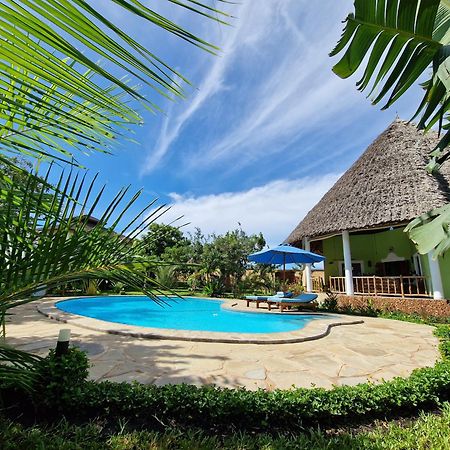 דיאני ביץ' Paradiesische Villa Maisha Mazuri Mit Pool. Terrasse Und Personal מראה חיצוני תמונה