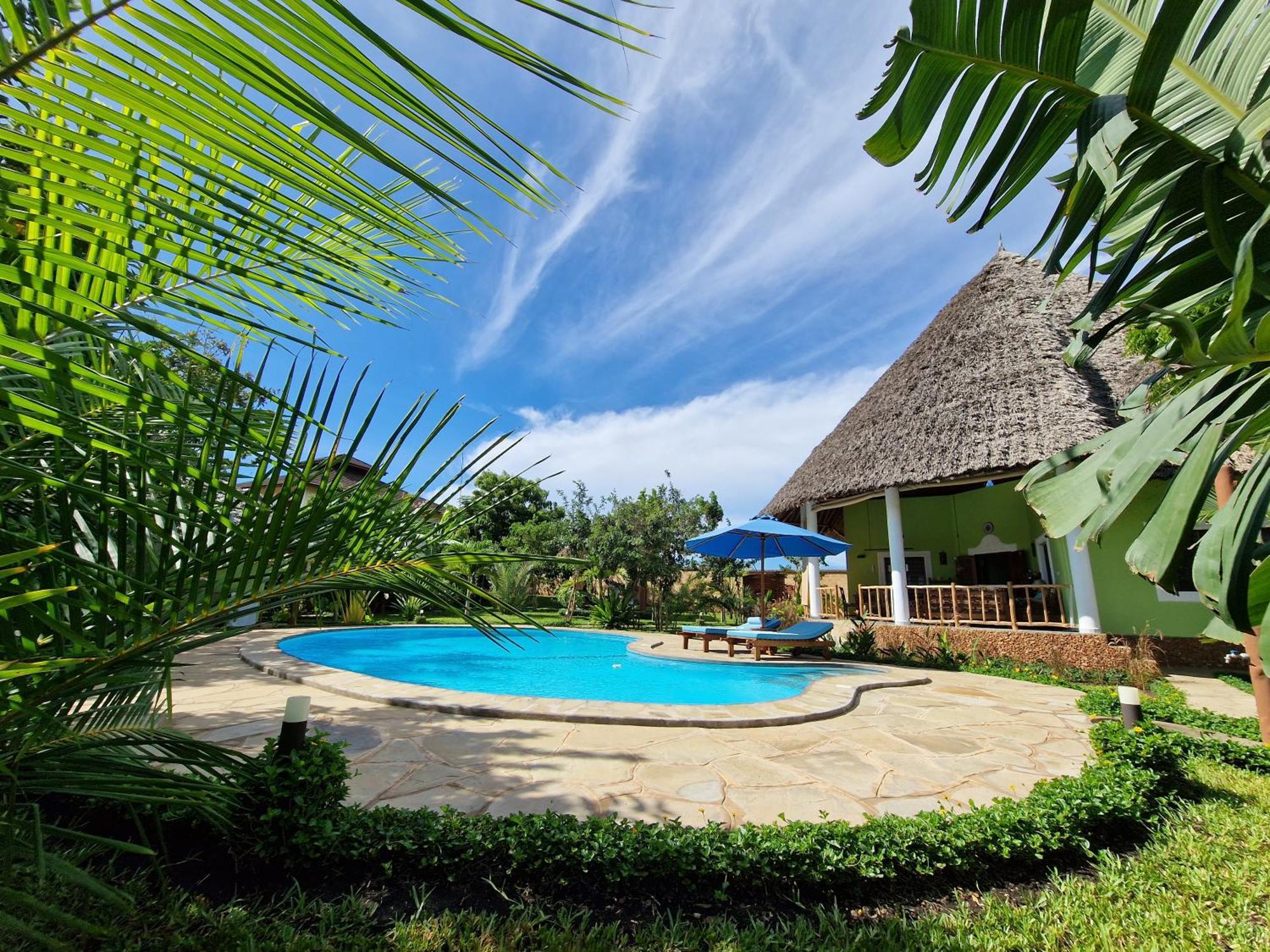דיאני ביץ' Paradiesische Villa Maisha Mazuri Mit Pool. Terrasse Und Personal מראה חיצוני תמונה
